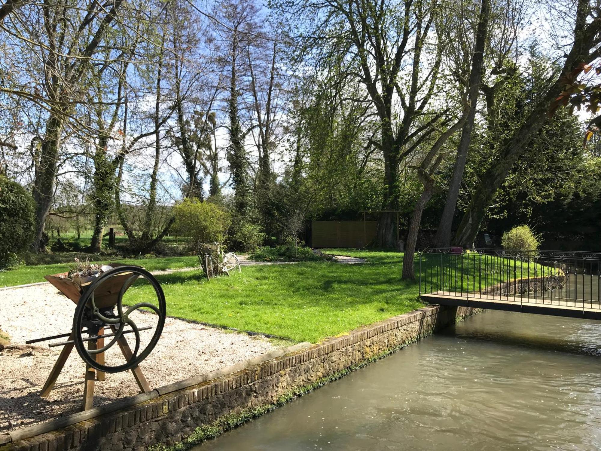 Logis - Hotel & Restaurant Moulin Des Forges Saint-Omer-en-Chaussée Exteriör bild