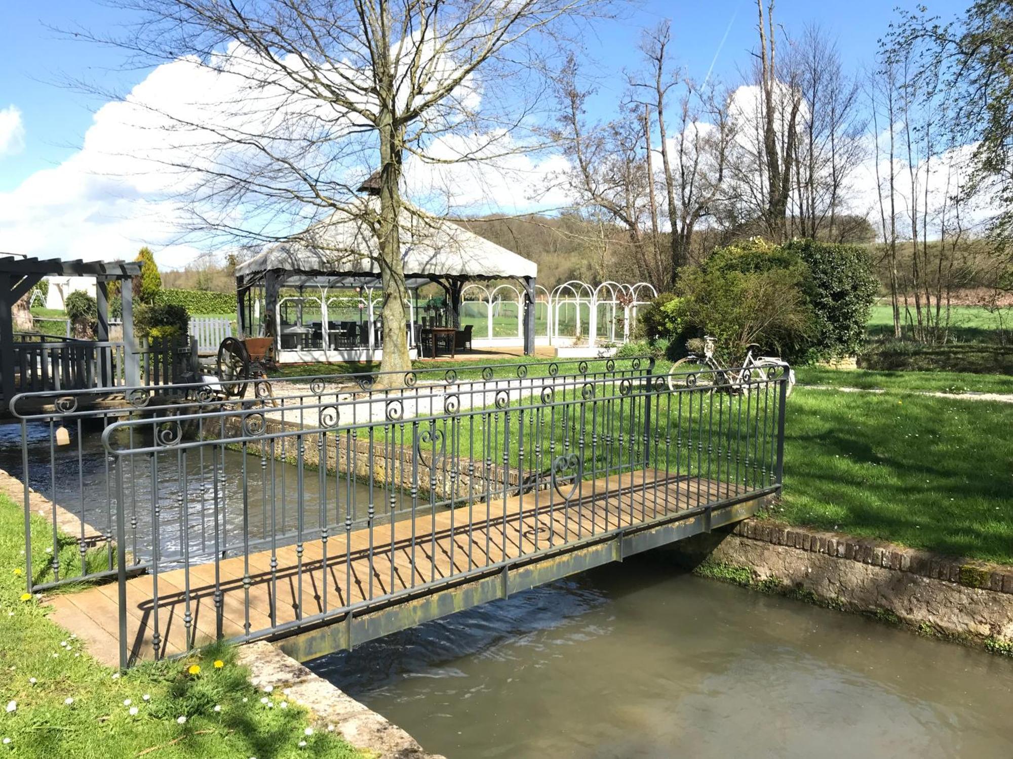 Logis - Hotel & Restaurant Moulin Des Forges Saint-Omer-en-Chaussée Exteriör bild