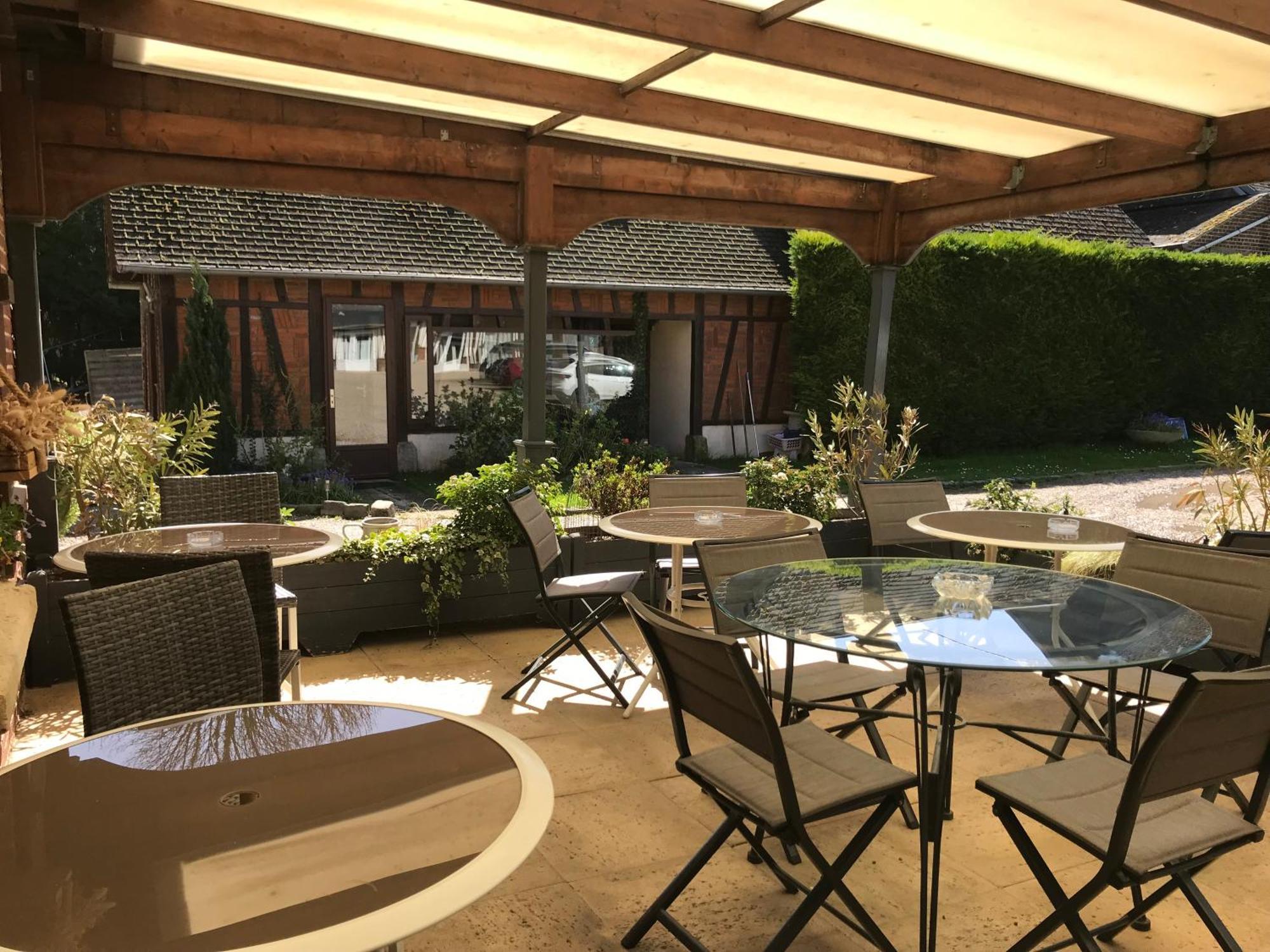 Logis - Hotel & Restaurant Moulin Des Forges Saint-Omer-en-Chaussée Exteriör bild